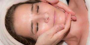 جمال وأناقة.. هل الأفضل زيت اللوز الحلو أو المر للبشرة؟