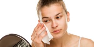 جمال و أناقة.. 5 أسباب لعدم استخدام المناديل المبللة على الوجه