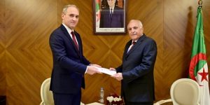 وزير الشؤون الخارجية يتسلم نسخا من أوراق اعتماد السفيرين الجديدين لبيلاروسيا و كازاخستان