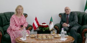 وزير النقل يبحث تعزيز التعاون والشراكة مع النمسا