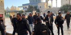 بن غفير يقتحم المسجد الأقصى وينفذ جولة استفزازية في باحاته