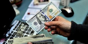 الدولار يتراجع مع تعثر مفاوضات سقف الدين الأميركي