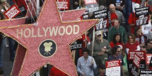 بعد فشل المفاوضات مع شركات الإنتاج.. كتّاب هوليوود يبدأون إضراباً مفتوحا