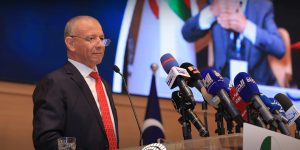 الأطراف التي تعمل على تشويه مؤسسات الدولة خونة