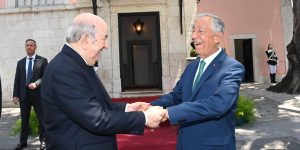 الرئيس تبون يمنح نظيره البرتغالي وسام الاستحقاق الوطني برتبة “أثير”