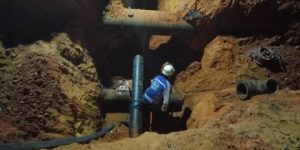 التكفل بمخلفات الفيضانات جنوب البلاد: إعادة وضع أنظمة توزيع مياه الشرب حيز الخدمة بالولايات المعنية