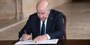 رئيس الجمهورية يوقّع مرسومين رئاسيين للعفو عن محبوسين في جرائم القانون العام والمتحصلين على شهادات