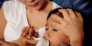 تقيؤ الطفل… الأسباب وطرق المعالجة