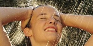 خبراء يحذرون.. احذروا هذه الحركة أثناء الاستحمام!