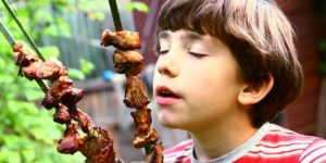 جديد الطب.. كيف يتناول طفلك لحم الخروف؟