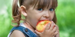 صحتنا في غذائنا.. ماذا يحدث لطفلِك إذا تناول التفاح يوميًا؟