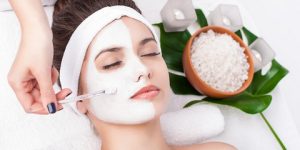 جمال وأناقة .. قناع الخميرة والعسل لتنقية البشرة