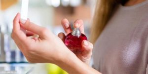 جمال وأناقة.. كيف تجعلين رائحة عطرك تدوم على جسمك لفترة أطول؟