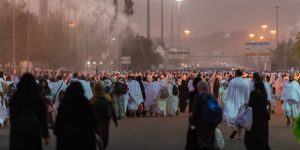 ضيوف الرحمن يتوافدون إلى صعيد عرفات لأداء ركن الحج الأعظم