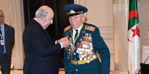 رئيس الجمهورية يسدي وسام الاستحقاق الوطني لصديق الثورة أندريا كولوفيتش بافينكو