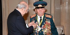 أندري بافلينفكو الموشح بوسام عشيرمن رئيس الجمهورية : “قلوبنا بقيت هناك”هناك في الجزائر