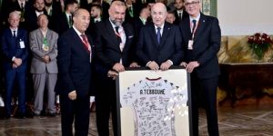 الطاقم المسير لفريق إتحاد الجزائر العاصمة يكرم رئيس الجمهورية