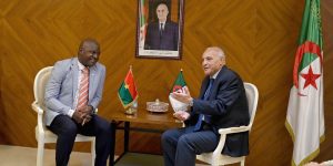عطاف يستقبل المستشار الخاص لرئيس الفترة الانتقالية في جمهورية بوركينافاسو