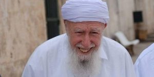 بلمهدي يزور الشيخ آيت علجت بمستشفى مصطفى باشا