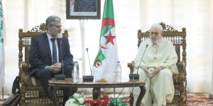 رئيس المجلس الإسلامي الأعلى يبحث تعزيز العلاقات الثقافية مع أكاديمي جامعة فريبورغ السويسرية