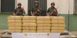 الجيش يحبط ادخال أكثر من 21 قنطار من الكيف عبر المغرب ويوقف 43 تاجر مخدرات
