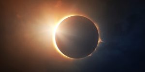 سنريهم آياتنا في الآفاق.. الإعجاز في كسوف الشمس