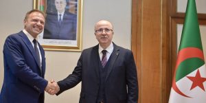 الوزير الأول يستقبل وزير الفلاحة والسيادة الغذائية والغابات لإيطاليا