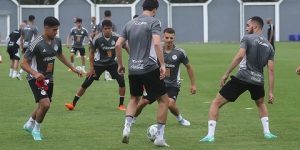 “الخضر” يواصلون التحضير لموقعة دوالا بالكاميرون 