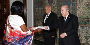 الرئيس تبون يتسلم أوراق اعتماد 4 سفراء جدد لدى الجزائر