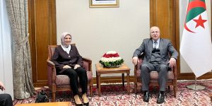 الوزير الأول يستقبل سفيرة تركيا بالجزائر