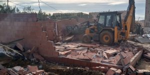 هدم بنايات فوضوية وجدار إحاطة بالرغاية 