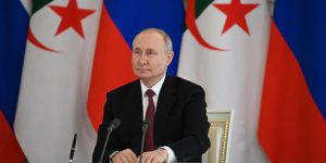 الرئيس بوتين يمنح وسام الصداقة لسفير الجزائر السابق في روسيا