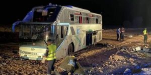 البيض.. وفاة 7 أشخاص وإصابة 26 آخرين في انحراف حافلة لنقل المسافرين