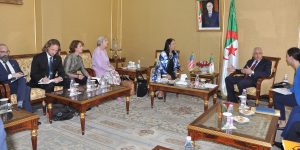 وزير العدل يستقبل مساعدة كاتب الدولة الأمريكي المكلفة بالمنظمات الدولية 