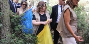 دحلب تدعو الجزائريين إلى التبليغ على المفارغ العشوائية عبر تطبيق خاص