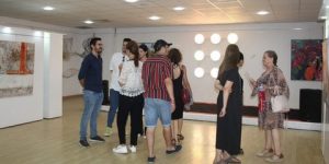 “ديس آر”…. معرض جماعي يجمع بين الرسم، الغناء والرقص