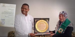 تكريم مسؤولة سابقة يكلف سفير ليبيا بالجزائر الإيقاف عن العمل