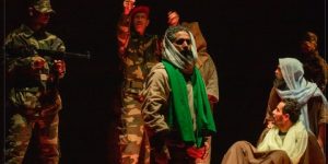 مسرحية “آل عباس”… تكريم لعائلات الشهداء