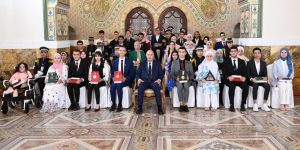 الرئيس تبون يكرم المتفوقين الأوائل في امتحاني البكالوريا والتعليم المتوسط