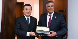 وزير السكن والعمران و المدينة يتحادث مع نظيره الصيني ببكين