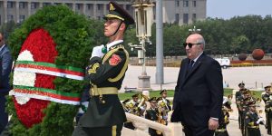 رئيس الجمهورية يضع إكليلا من الزهور أمام نصب أبطال الشعب التذكاري ببكين