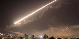 سوريا تتصدى لعدوان صهيوني في حمص.. وسقوط شظايا صاروخ الدفاعات في النقب