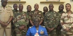 النيجر.. ديبي يلتقي بازوم وقائد الانقلاب