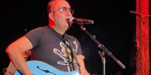 تضامنا مع ضحايا الحرائق.. الفنان محمد علاوة يؤجل حفلاته الفنية إلى إشعار آخر