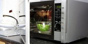 علماء يحذرون من خطر البلاستيك “الآمن” المستخدم في المايكروويف