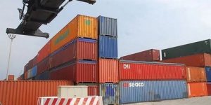 وصول عدة حاويات محملة بالأدوات المدرسية لميناء عنابة