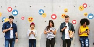 مواقع التواصل الاجتماعي.. عالم الشباب الذي لا غنى عنه
