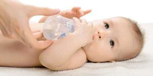 خبراء ينصحون باستخدام الرضاعات الزجاجية بدلاً من البلاستيكية