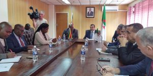 عرقاب يبحث بهراري مع نظيره الزيمبابوي فرص الشراكة في قطاع المناجم 