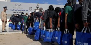 ليبيا تعيد مهاجرين غير نظاميين إلى بلدانهم.. من بينهم مصريون